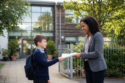 Garçon de 10 ans en uniforme scolaire avec professeur
