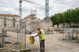 Ouvrier de construction à Nantes examine des plans